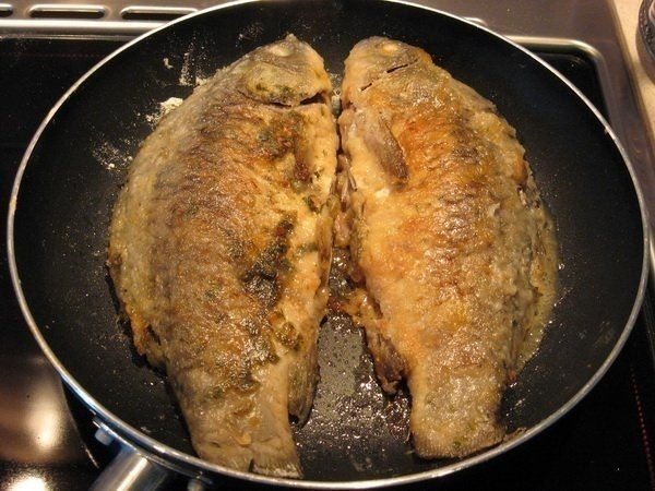 Рыба скумбрия жареная на сковороде