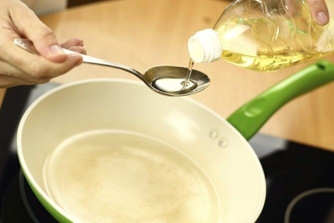 Налить в сковороду растительное масло