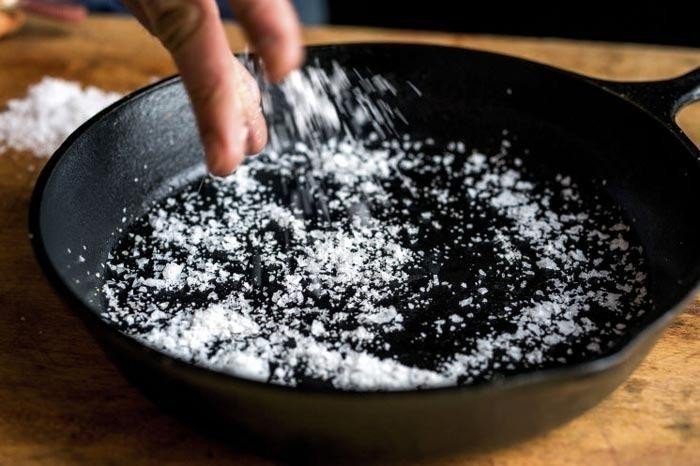 Чистка солью на сковороде от негатива
