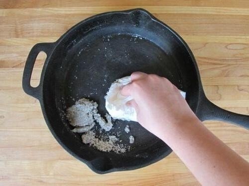 Чугунная сковорода после чистки