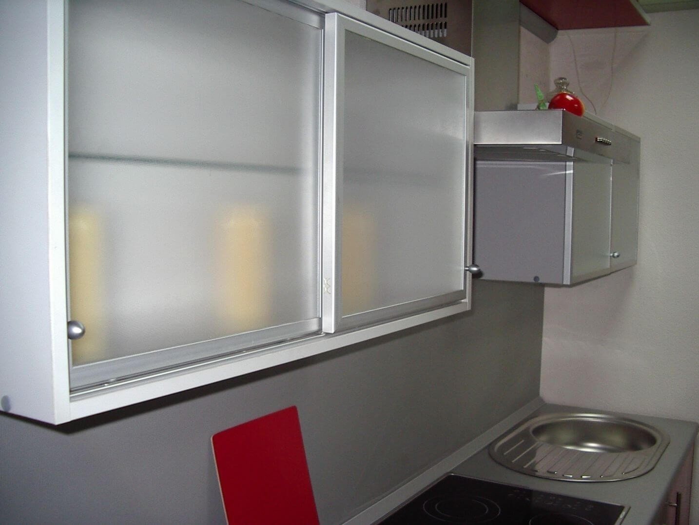 Алюминиевый фасад со стеклом для кухни просвечивает