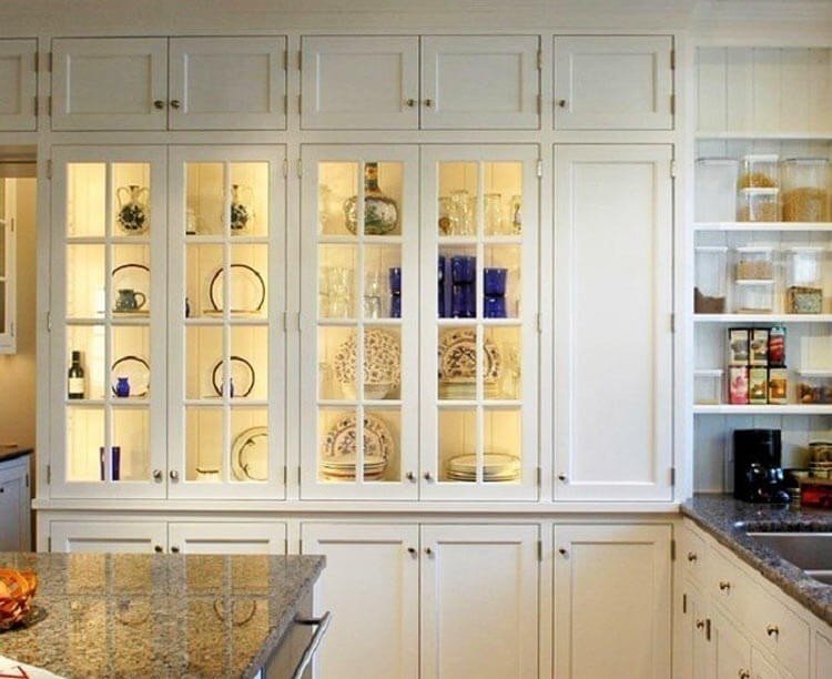 Декор стеклянных шкафов на кухне