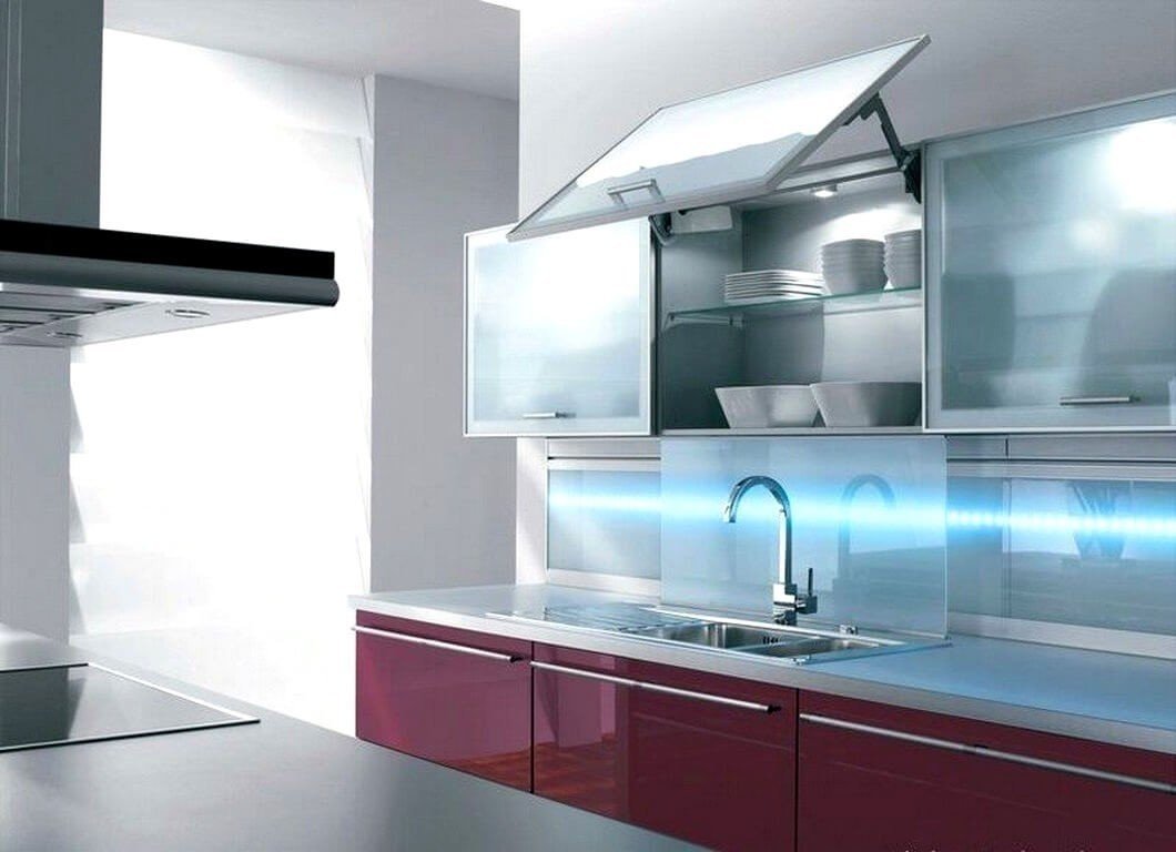 Кухня с стеклянными фасадами с подсветкой
