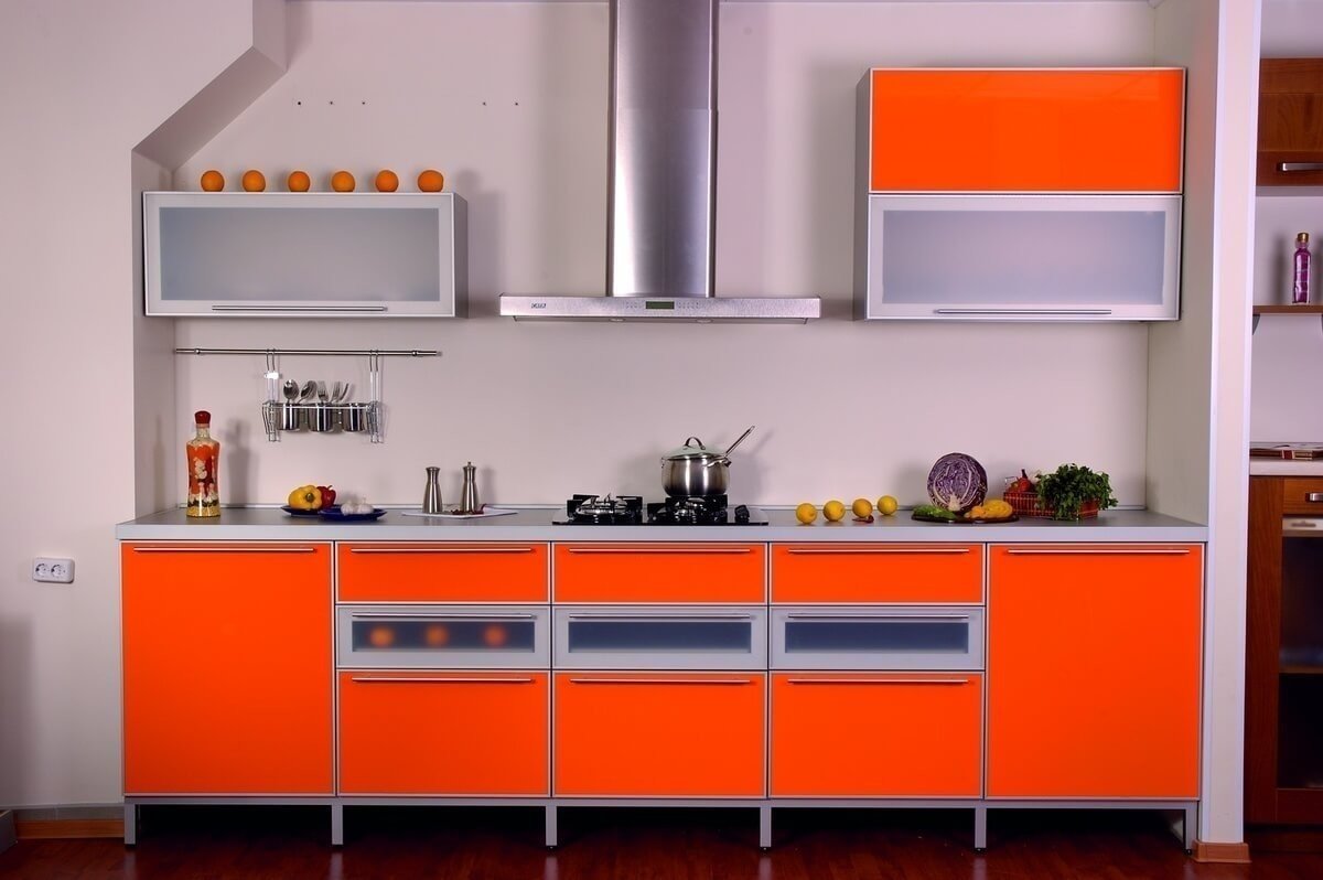Кухня серая с оранжевой кромкой
