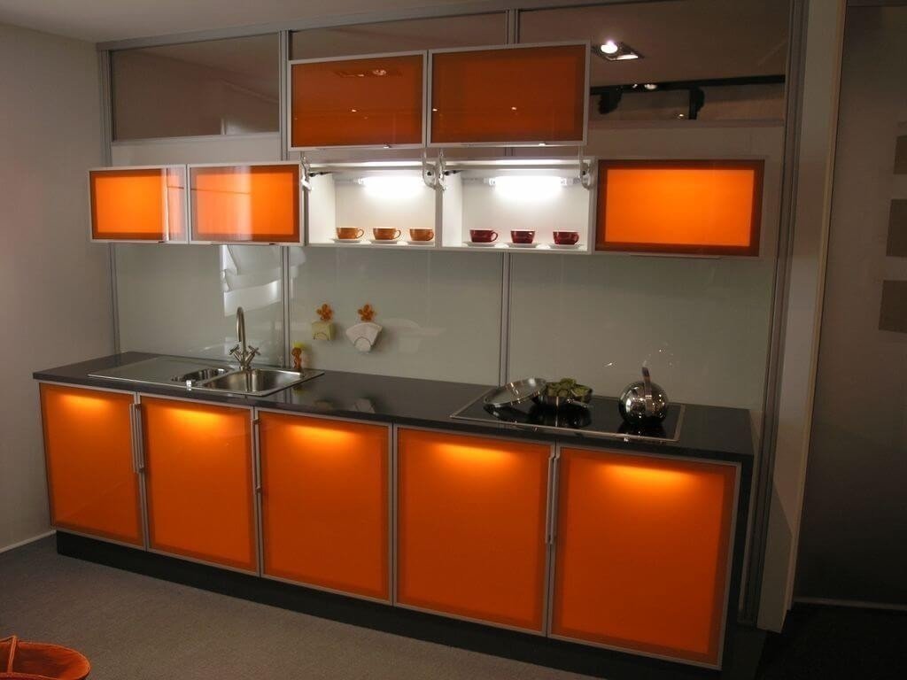 Оранжевая подсветка на кухне