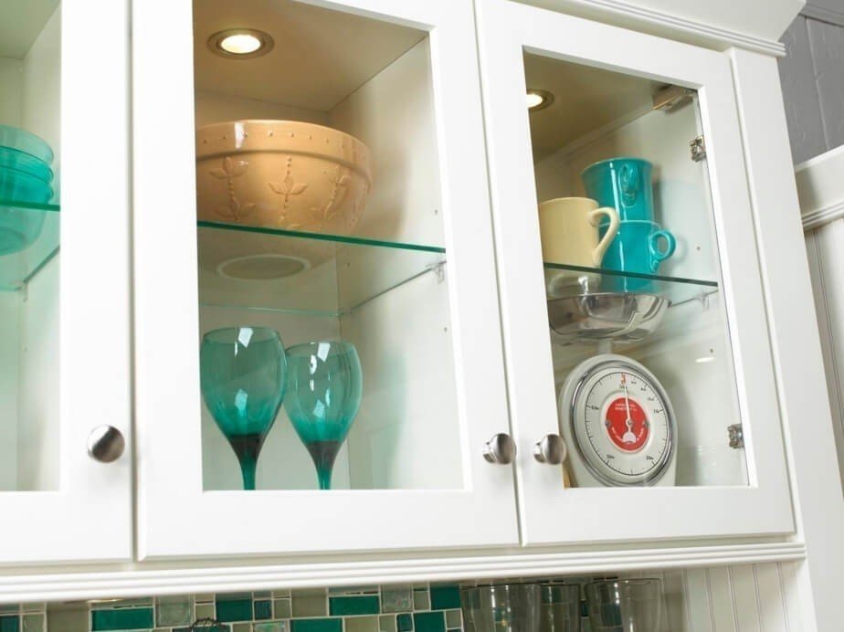 Стеклянный шкаф для посуды на кухню