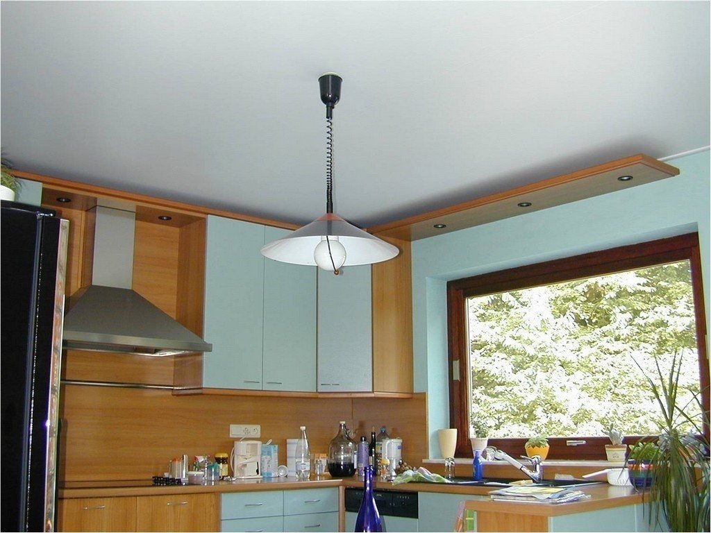 Матовый натяжной потолок на кухне