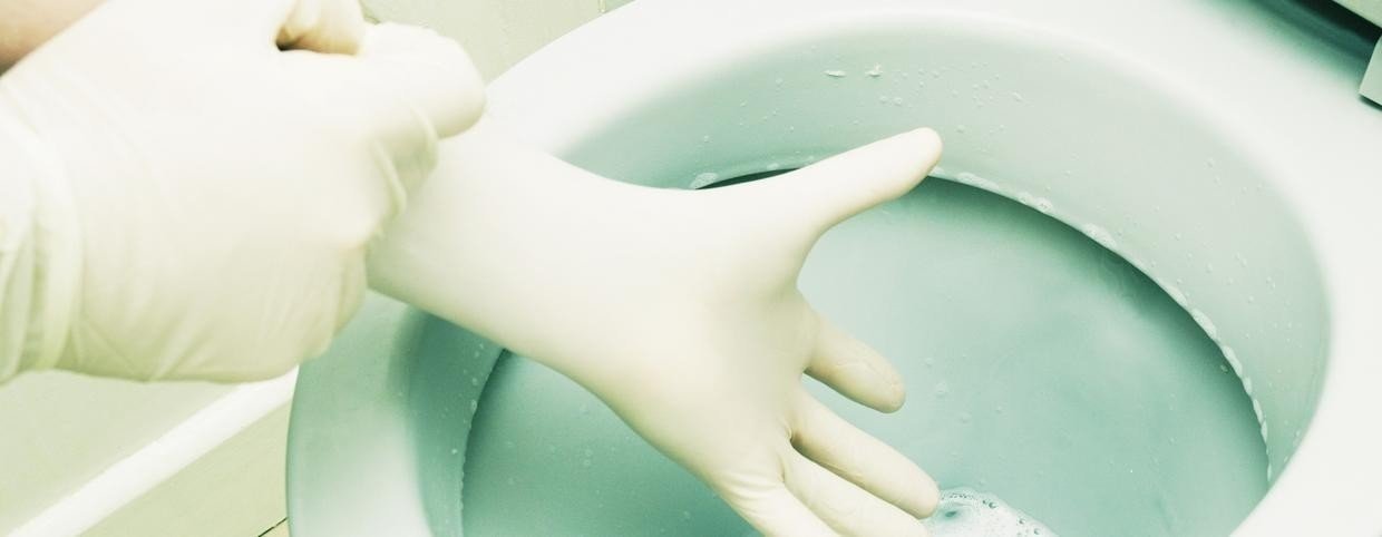 Мытье унитазов в перчатках