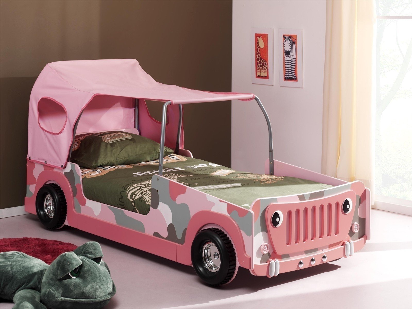 Детская кровать в виде машины