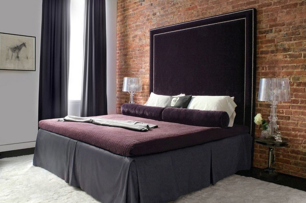Фиолетовая кровать в интерьере спальни
