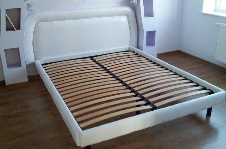 Белая кровать двуспальная