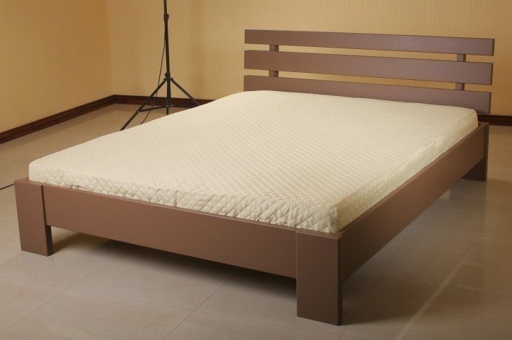 Кровать двуспальная из дерева
