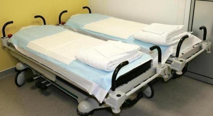Больничная кровать в палате