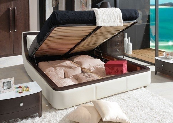 Двуспальная кровать с подъемным механизмом