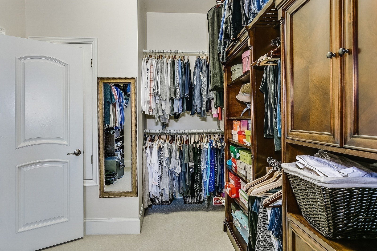Идеи обустройства гардеробной в квартире и доме
