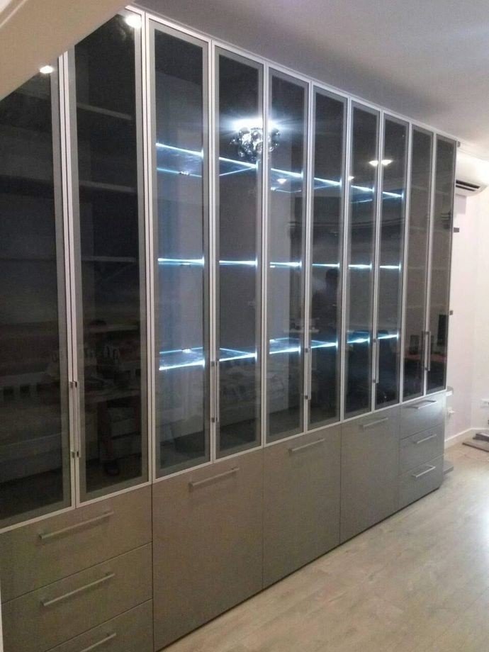 Шкафы для библиотеки матовым стеклом