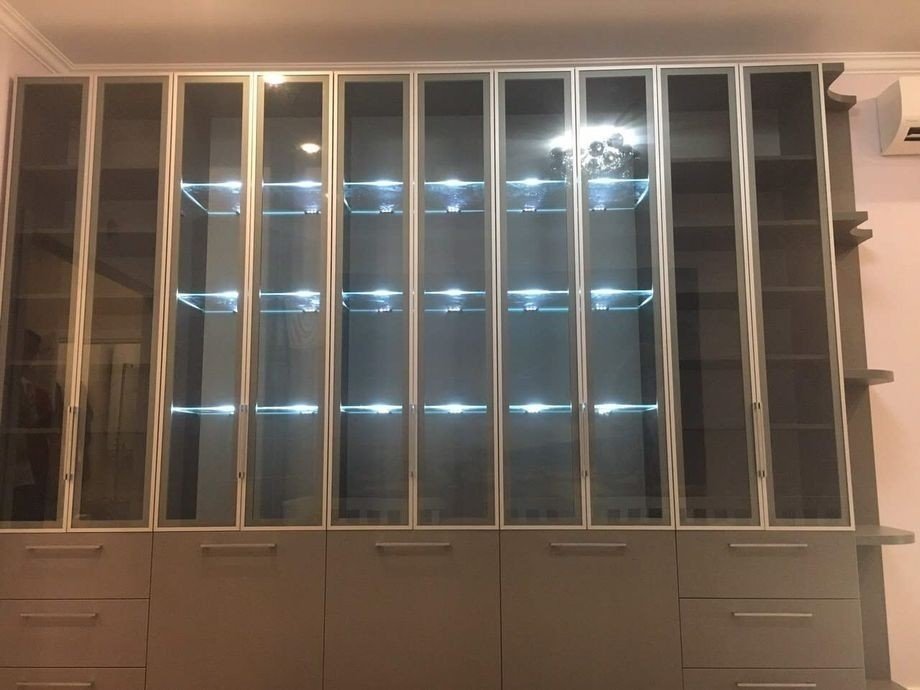 Стеклянный шкаф с подсветкой