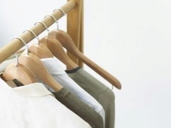 Деревянная вешалка для одежды