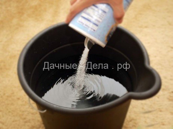 Мытье полов с солью для очищения дома