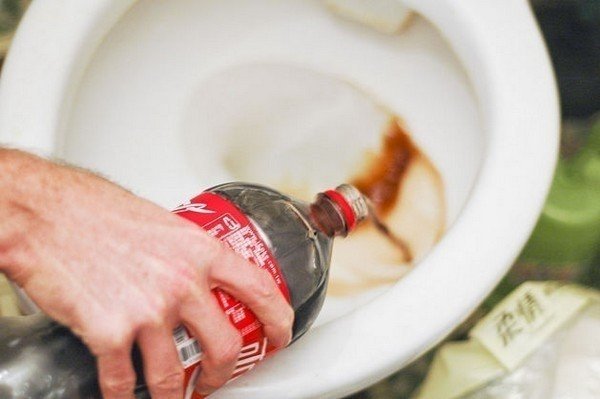 Кока кола для очистки унитаза