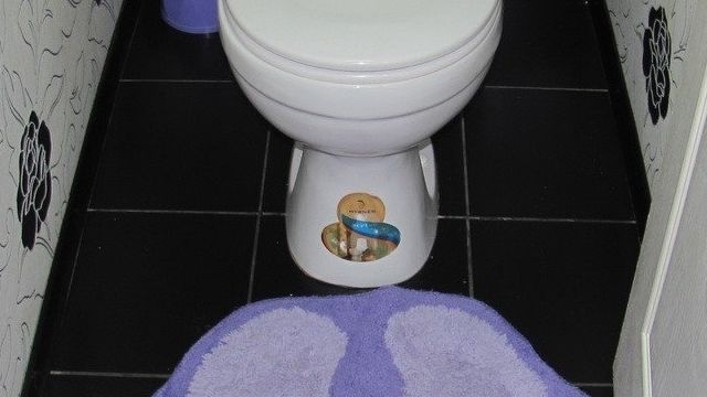 Правила подбора обоев в туалете, насколько они практичны