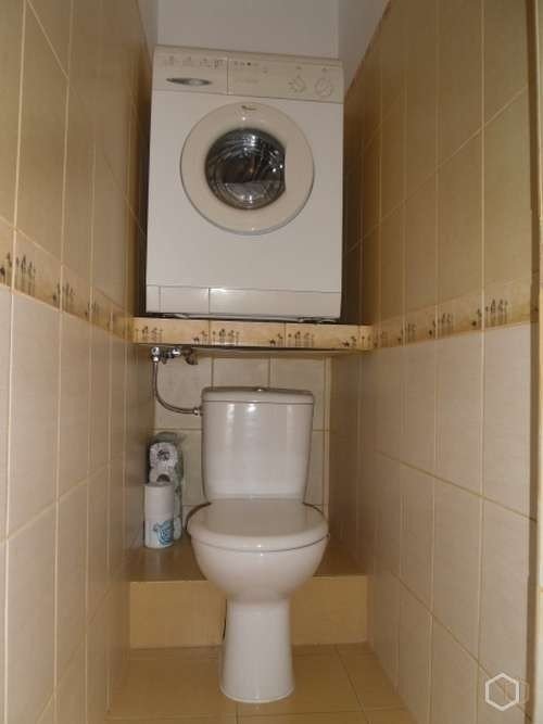 Стиральная машинка над туалетом