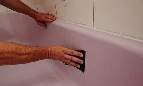 Заделать щель между ванной и стеной