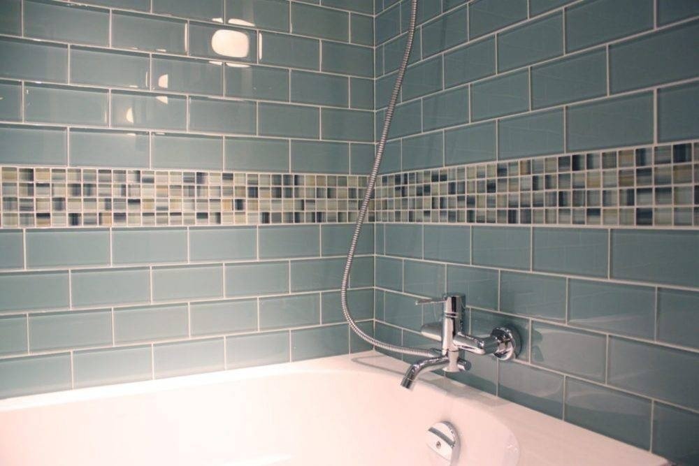 Плитка в ванной со смещением на стенах