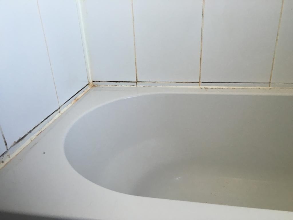 Отверстие между ванной и стеной