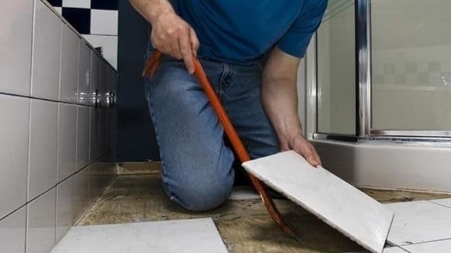 Как отбить старую плитку в ванной комнате