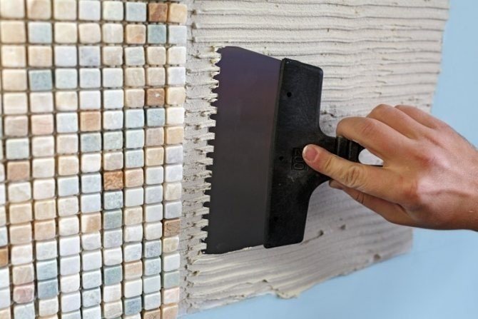 Способ нанесения мозаики на стену