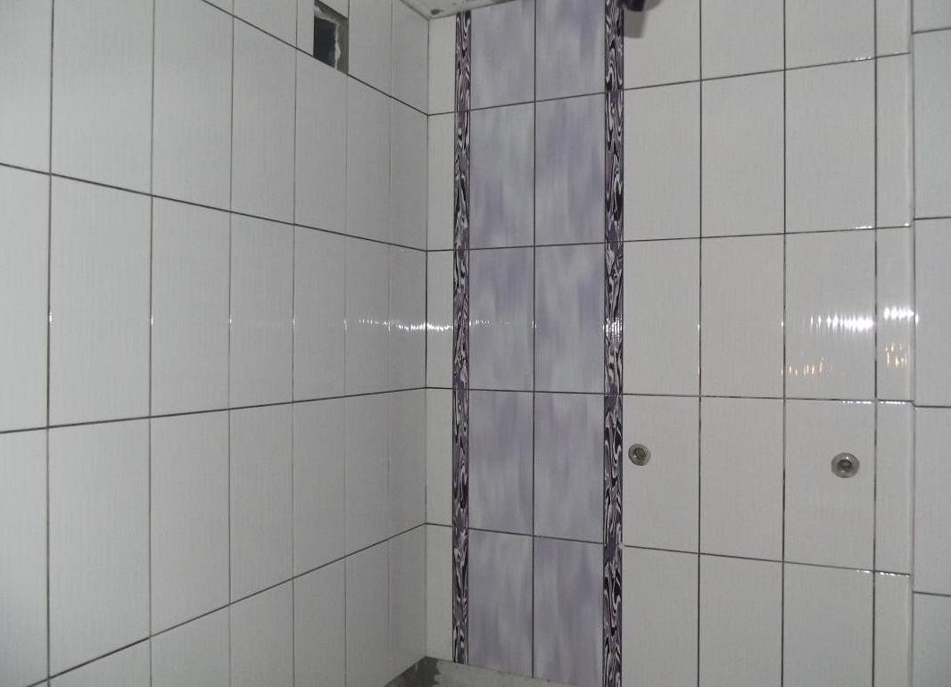 Белая плитка с черной затиркой в ванной