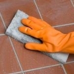 Все существующие способы, как очистить плитку от цемента