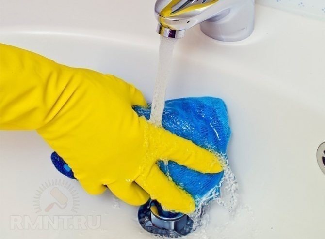 Уборка в ванной мытье раковины