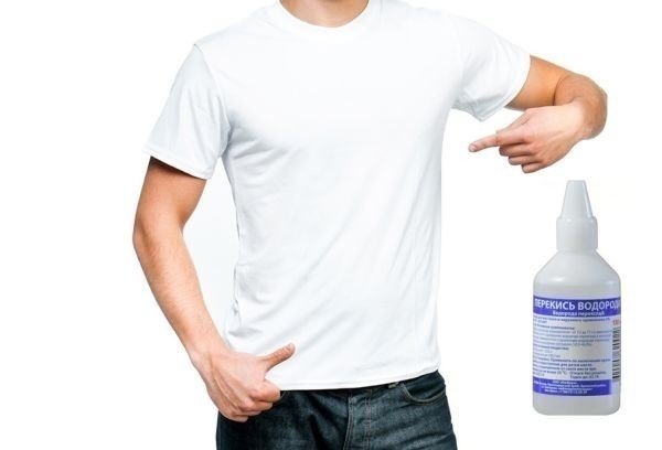 Человек в белой футболке