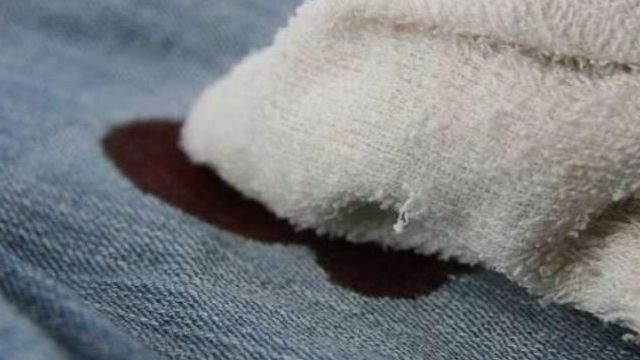 Как вывести пятно от крови на джинсах