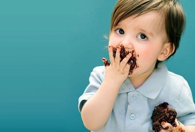 Ребенок чумазый в шоколаде