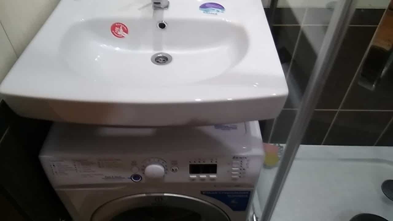 Раковина кувшинка над стиральной машиной