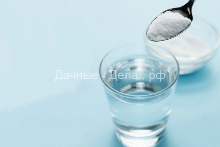 Натрий в стакане с водой