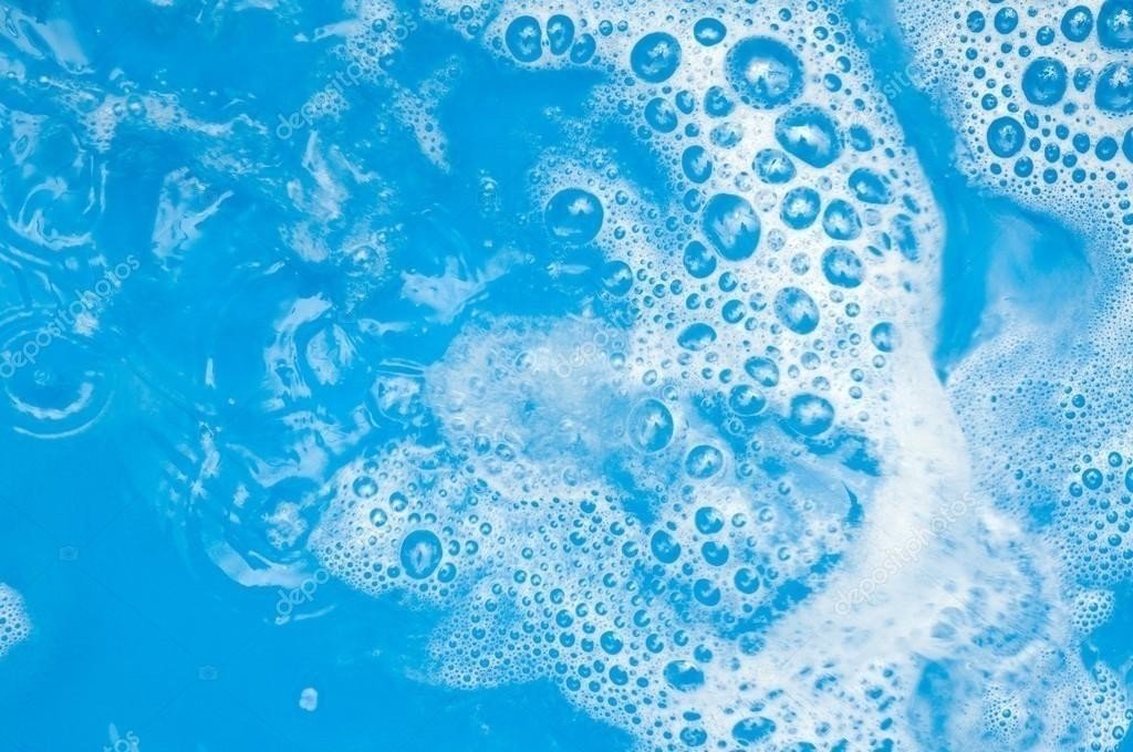 Прозрачно голубая вода