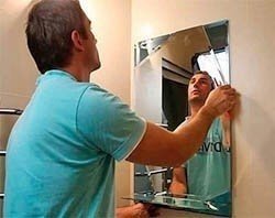 Крепление зеркала в ванной