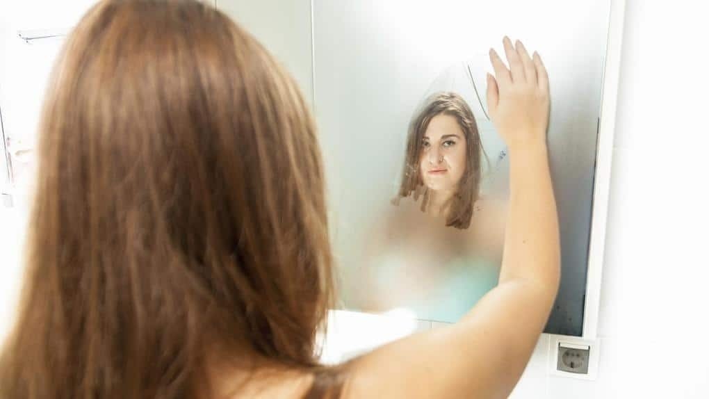 Отражение в зеркале в ванной