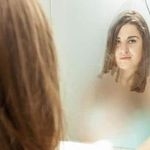 Зеркало в ванной больше не запотевает: я борюсь с этой проблемой с помощью шампуня