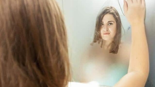 Зеркало в ванной больше не запотевает: я борюсь с этой проблемой с помощью шампуня